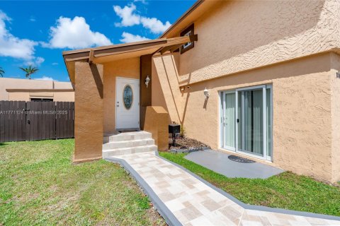 House in Miami, Florida 4 bedrooms, 182.27 sq.m. № 1979128 - photo 5