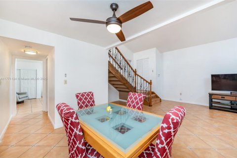 House in Miami, Florida 4 bedrooms, 182.27 sq.m. № 1979128 - photo 6