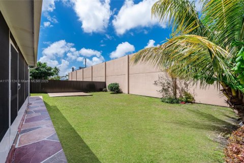 House in Miami, Florida 4 bedrooms, 182.27 sq.m. № 1979128 - photo 10