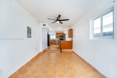 House in Miami, Florida 4 bedrooms, 182.27 sq.m. № 1979128 - photo 25