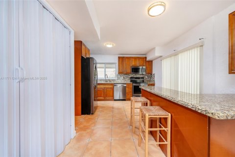 House in Miami, Florida 4 bedrooms, 182.27 sq.m. № 1979128 - photo 11