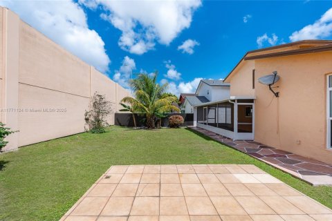 House in Miami, Florida 4 bedrooms, 182.27 sq.m. № 1979128 - photo 17