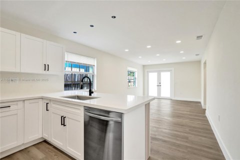 House in Sunrise, Florida 3 bedrooms, 93.37 sq.m. № 2035043 - photo 11