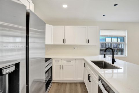 House in Sunrise, Florida 3 bedrooms, 93.37 sq.m. № 2035043 - photo 9