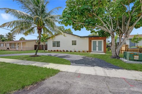 House in Sunrise, Florida 3 bedrooms, 93.37 sq.m. № 2035043
