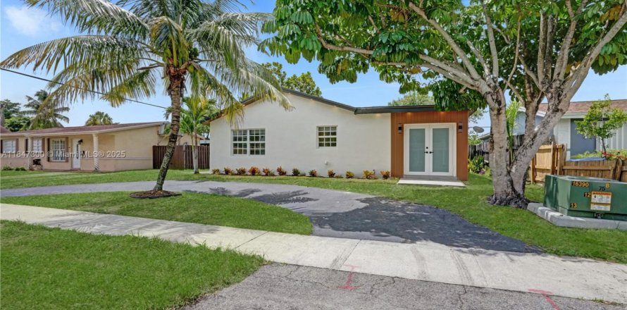 House in Sunrise, Florida 3 bedrooms, 93.37 sq.m. № 2035043