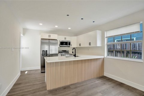 House in Sunrise, Florida 3 bedrooms, 93.37 sq.m. № 2035043 - photo 7