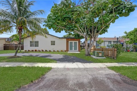 House in Sunrise, Florida 3 bedrooms, 93.37 sq.m. № 2035043 - photo 2