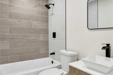 House in Sunrise, Florida 3 bedrooms, 93.37 sq.m. № 2035043 - photo 16