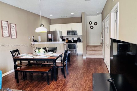 Adosado en venta en Kissimmee, Florida, 3 dormitorios № 1944110 - foto 4