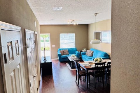 Adosado en venta en Kissimmee, Florida, 3 dormitorios № 1944110 - foto 5