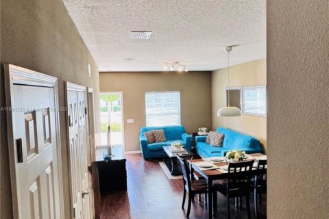 Adosado en venta en Kissimmee, Florida, 3 dormitorios № 1944110 - foto 6