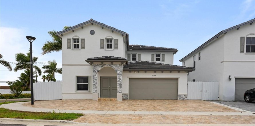 House in Miami, Florida 5 bedrooms, 311.13 sq.m. № 1781948