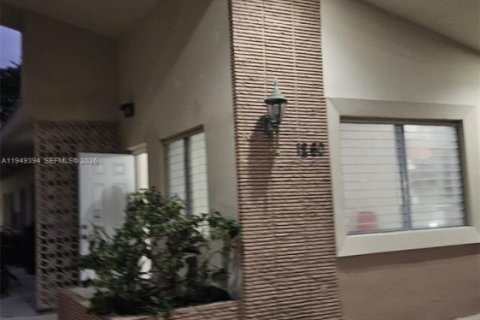 House in North Miami, Florida 2 bedrooms, 74.32 sq.m. № 2005162 - photo 2