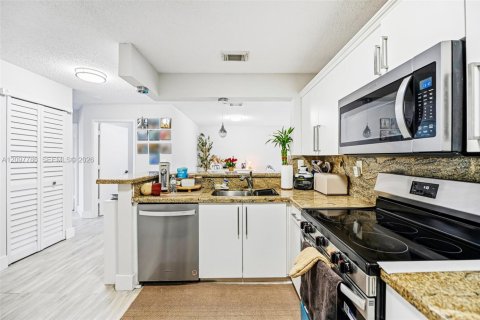 Condo in Doral, Florida, 3 bedrooms  № 2411729 - photo 12
