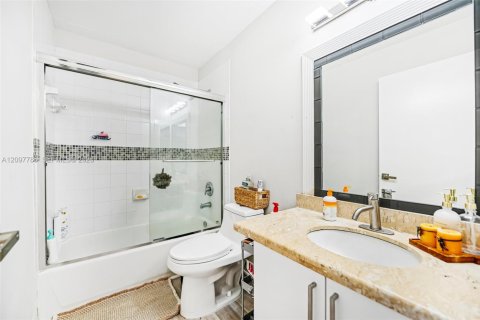 Condo in Doral, Florida, 3 bedrooms  № 2411729 - photo 17