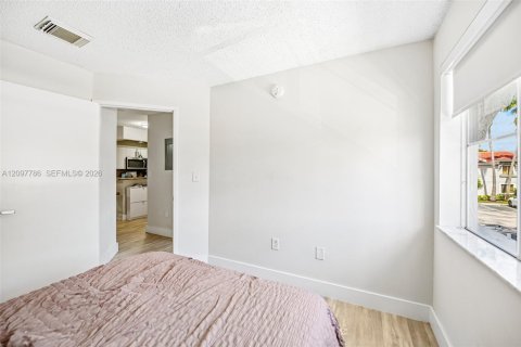 Condo in Doral, Florida, 3 bedrooms  № 2411729 - photo 16