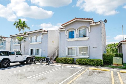 Condo in Doral, Florida, 3 bedrooms  № 2411729 - photo 2