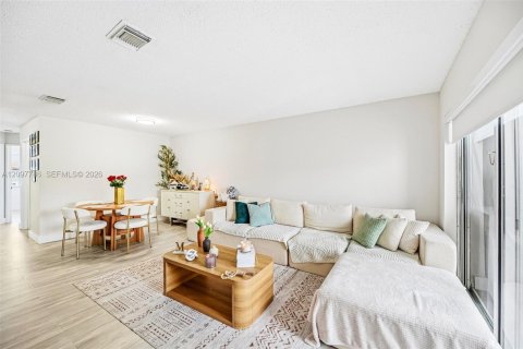 Condo in Doral, Florida, 3 bedrooms  № 2411729 - photo 5