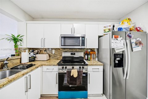 Condo in Doral, Florida, 3 bedrooms  № 2411729 - photo 11