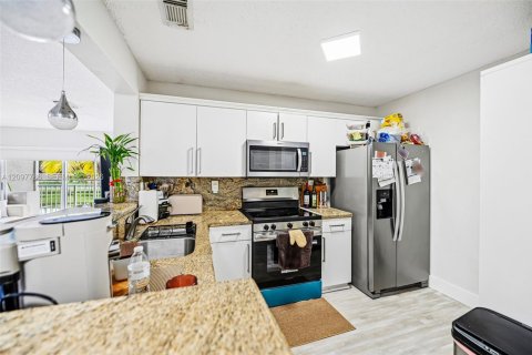 Condo in Doral, Florida, 3 bedrooms  № 2411729 - photo 10