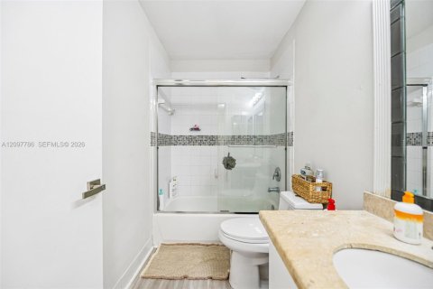 Condo in Doral, Florida, 3 bedrooms  № 2411729 - photo 18