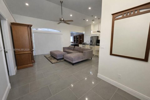 Villa ou maison à louer à Lehigh Acres, Floride: 3 chambres, 164.16 m2 № 2033172 - photo 3