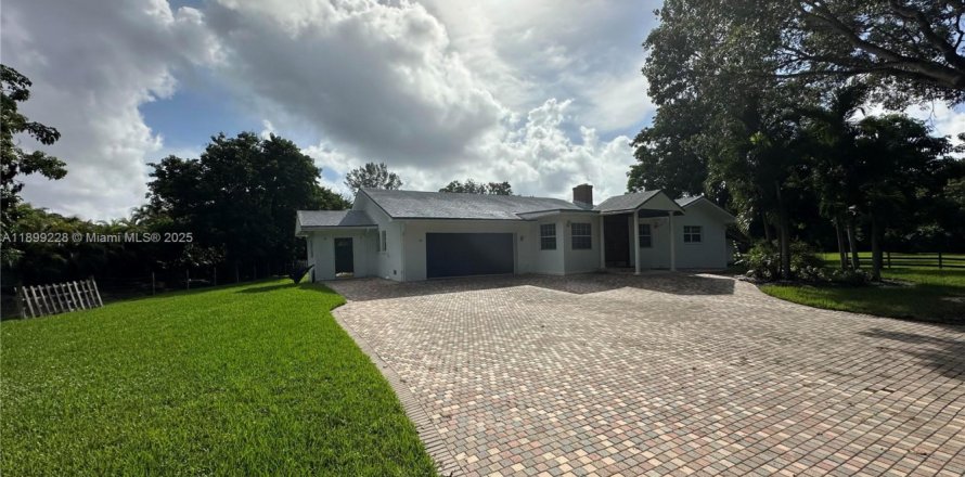 House in Southwest Ranches, Florida 4 bedrooms, 299.33 sq.m. № 2014763