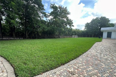 House in Southwest Ranches, Florida 4 bedrooms, 299.33 sq.m. № 2014763 - photo 12