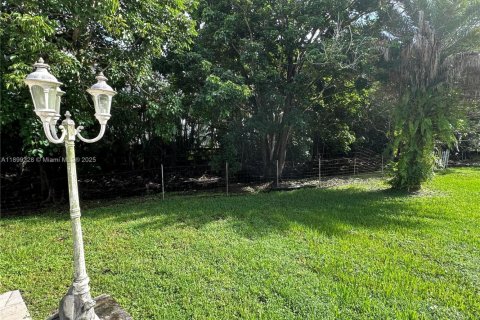 House in Southwest Ranches, Florida 4 bedrooms, 299.33 sq.m. № 2014763 - photo 8