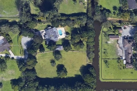 House in Southwest Ranches, Florida 4 bedrooms, 299.33 sq.m. № 2014763 - photo 5