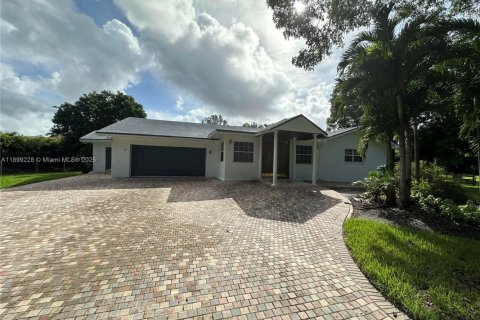 House in Southwest Ranches, Florida 4 bedrooms, 299.33 sq.m. № 2014763 - photo 7