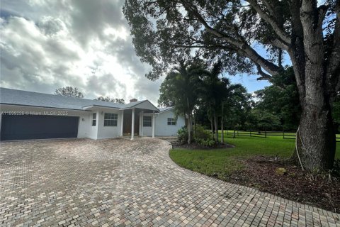 House in Southwest Ranches, Florida 4 bedrooms, 299.33 sq.m. № 2014763 - photo 3