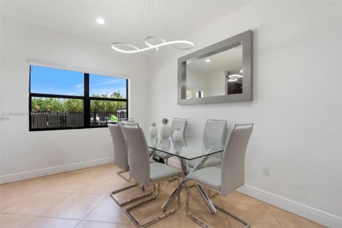 Villa ou maison à vendre à Miami, Floride: 5 chambres, 297.29 m2 № 1850552 - photo 17