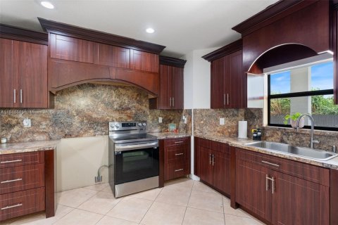 Villa ou maison à vendre à Miami, Floride: 5 chambres, 297.29 m2 № 1850552 - photo 14