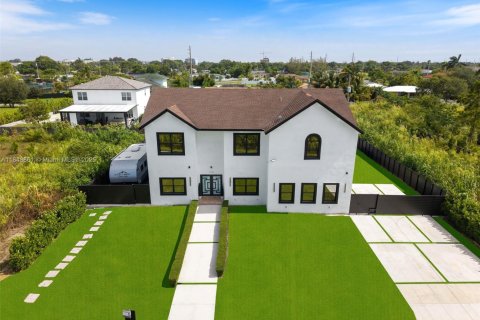 Villa ou maison à vendre à Miami, Floride: 5 chambres, 297.29 m2 № 1850552 - photo 1