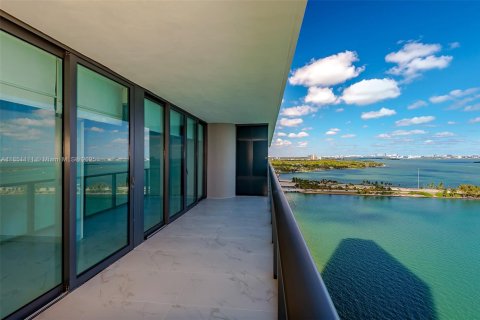 Снять в аренду кондоминиум в Майами, Флорида 3 спальни, 141.77м2, № 1866983 - фото 2