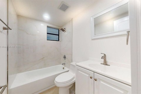 Casa en alquiler en Miami, Florida, 2 dormitorios, 69.68 m2 № 1923373 - foto 19