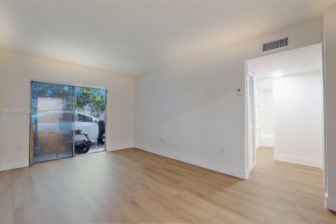 House in Miami, Florida 2 bedrooms, 69.68 sq.m. № 1923373 - photo 2