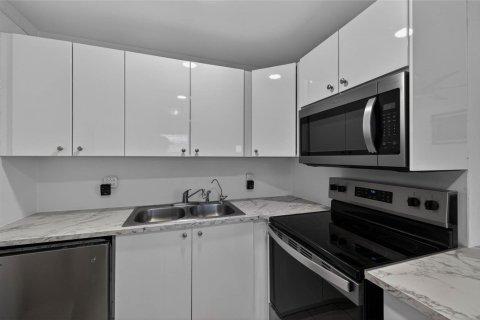 Condo in Deerfield Beach, Florida, 2 bedrooms  № 2193286 - photo 13