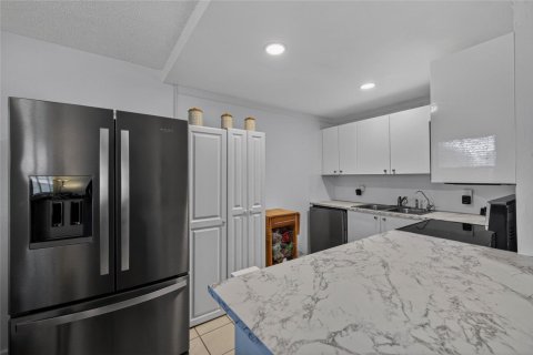 Condo in Deerfield Beach, Florida, 2 bedrooms  № 2193286 - photo 11