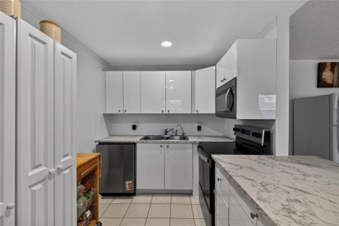 Condo in Deerfield Beach, Florida, 2 bedrooms  № 2193286 - photo 12
