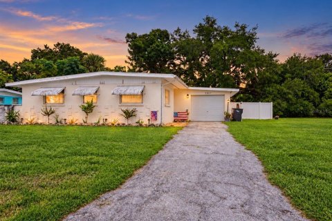 House in Bradenton, Florida 2 bedrooms, 109.72 sq.m. № 2393634 - photo 2