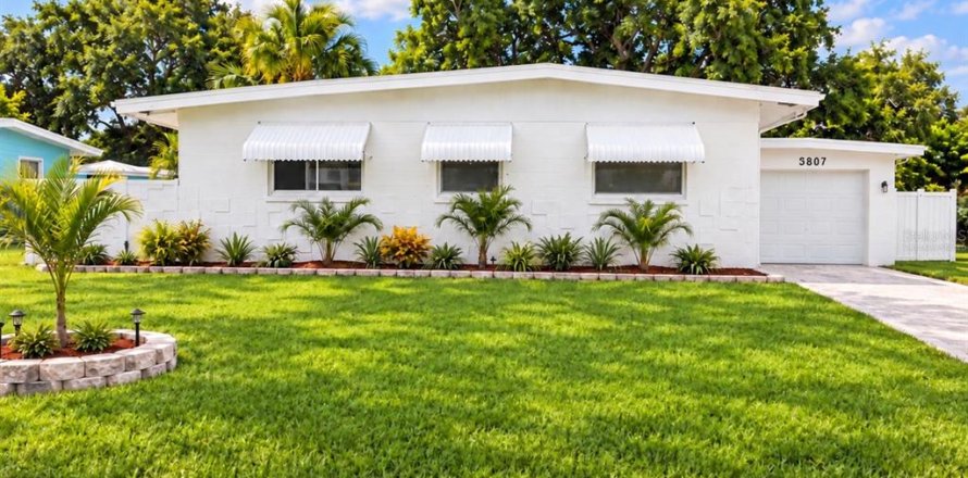 House in Bradenton, Florida 2 bedrooms, 109.72 sq.m. № 2393634