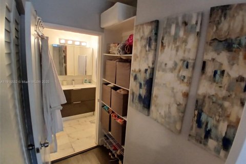Condominio en alquiler en Miami, Florida, 2 dormitorios, 85.75 m2 № 1971636 - foto 16