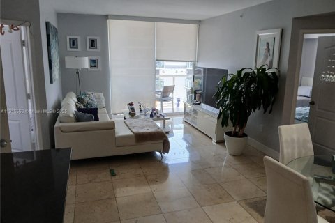 Condominio en alquiler en Miami, Florida, 2 dormitorios, 85.75 m2 № 1971636 - foto 1