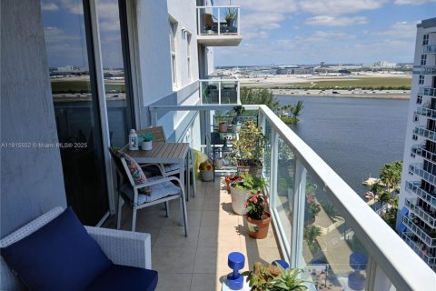 Condominio en alquiler en Miami, Florida, 2 dormitorios, 85.75 m2 № 1971636 - foto 6