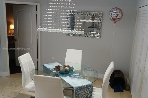 Condominio en alquiler en Miami, Florida, 2 dormitorios, 85.75 m2 № 1971636 - foto 3