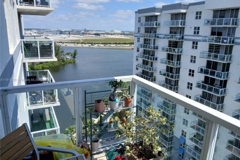 Condominio en alquiler en Miami, Florida, 2 dormitorios, 85.75 m2 № 1971636 - foto 9