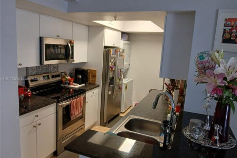 Condominio en alquiler en Miami, Florida, 2 dormitorios, 85.75 m2 № 1971636 - foto 10